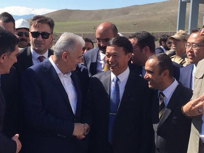 董事长王家安与时任土耳其总理耶尔德勒姆共同出席suncitygroup太阳集团,太阳集团集团在土耳其承建的3000t/d水泥生产线剪彩仪式，并亲切交谈